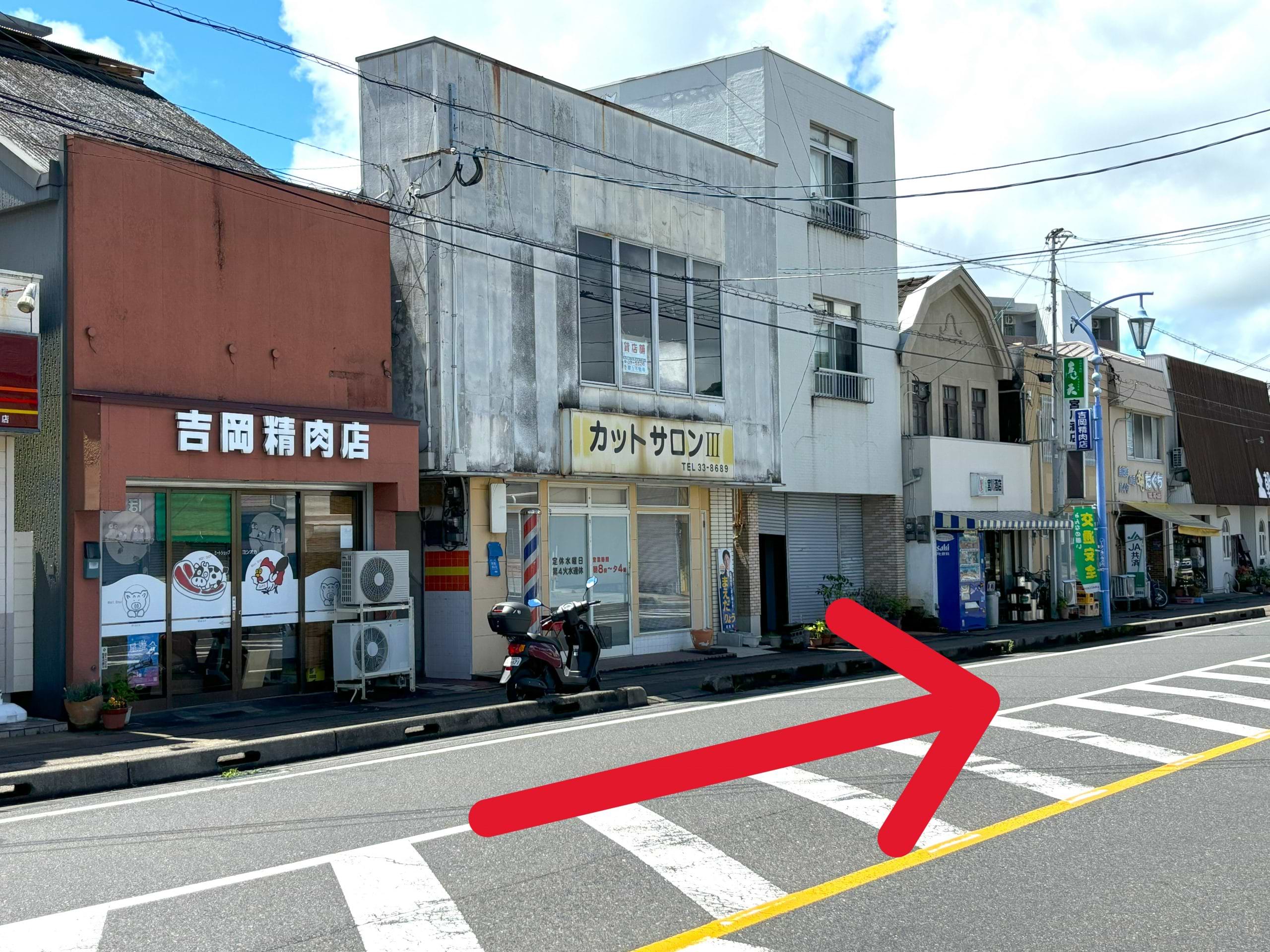 中川原交番前交差点の横断歩道を渡らずに、そのまま右折します